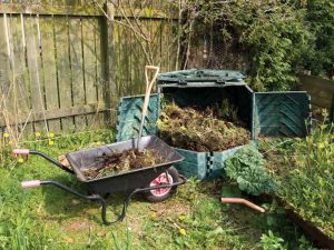 kompostovanie pokosenej trávy a lístia